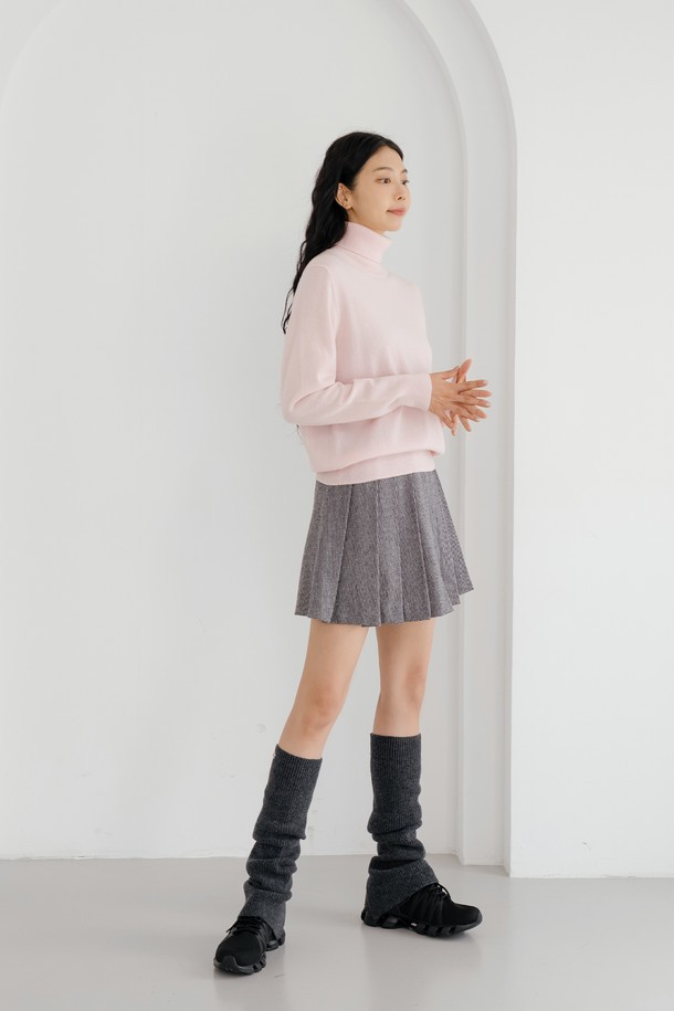 울 100 레그워머 CH (2차)는 따뜻하고 포근한 착용감을 선사하는 여성용 레그워머입니다. 차콜 그레이 색상의 무지 디자인으로, 가을과 겨울 시즌에 다양한 의상에 클래식, 미니멀, 캐주얼 스타일로 매치하기 좋습니다. 울 100% 소재로 제작되어 부드러운 촉감과 뛰어난 보온성을 자랑하며, 두꺼운 두께감으로 추운 날씨에도 따뜻하게 다리를 보호해 줍니다. 산책룩이나 집콕룩 등 편안한 TPO에 활용하여 따뜻하고 스타일리시한 겨울을 보내세요.
