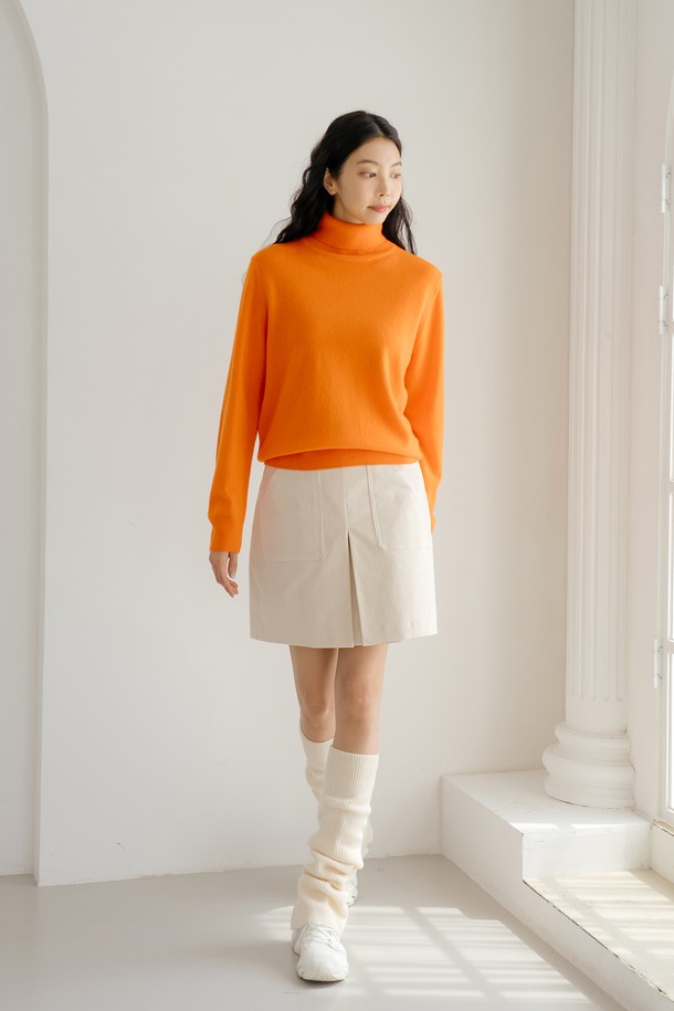 울 100 레그워머 IV는 부드러운 촉감의 울 소재로 제작되어 가을, 겨울철 따뜻하게 다리를 감싸줍니다. 아이보리, 차콜, 블랙 세 가지 색상으로 출시되어 어떤 스타일에도 쉽게 매치할 수 있습니다. 캐주얼, 스포티, 미니멀 스타일을 즐겨 입는 여성분들에게 추천하며, 하단 오픈 디자인으로 활동성을 높였습니다. 다리가 길어 보이는 효과를 선사하며, 은은하게 로고가 디자인되어 포인트를 더했습니다. 일상 및 스포츠 활동 시에도 편안하게 착용할 수 있습니다.
