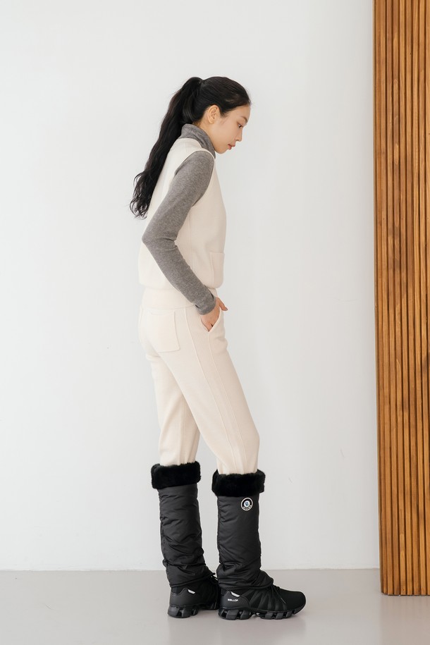 퍼 패딩 레그워머 BK는 추운 겨울, 여성의 다리를 따뜻하게 감싸주는 보온 레그워머입니다. 부드러운 퍼 안감과 두꺼운 패딩 충전재가 뛰어난 보온성을 제공하며, 블랙 컬러의 무지 디자인으로 어떤 스타일에도 쉽게 매치할 수 있습니다. 데이트룩, 클래식 또는 미니멀 스타일 연출에 적합하며, 디자인 장식으로 퍼가 사용되어 고급스러운 포인트를 더합니다. 폴리에스테르 소재로 제작되어 관리가 용이합니다.
