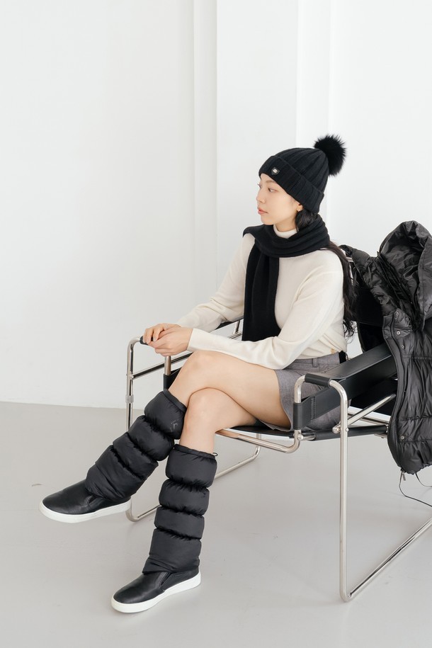 **패딩 레그워머 BK**

출근룩과 모임룩에 시크하고 미니멀한 스타일을 더해줄 패딩 레그워머입니다. 부드러운 촉감의 나일론과 폴리에스터 혼방 소재로 제작되어 뛰어난 보온성과 방풍 기능을 제공합니다. 안감은 패딩 처리되어 두꺼운 두께감을 자랑하며, 슬림핏 디자인으로 다리 라인을 더욱 스타일리시하게 연출해 줍니다. 블랙과 화이트 두 가지 색상으로 출시되어 다양한 룩에 매치하기 좋습니다.
