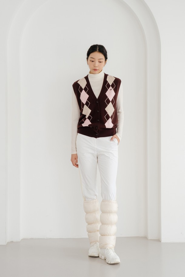 **패딩 레그워머 IV (화이트/블랙)**

겨울철 추위로부터 다리를 따뜻하게 보호해 줄 패딩 레그워머입니다. 부드러운 촉감의 나일론과 폴리에스테르 혼방 소재로 제작되었으며, 꼼꼼한 안감 처리와 두꺼운 두께감으로 보온성을 높였습니다. 슬림핏 디자인으로 다리 라인을 살려주며, 발등을 덮는 디자인과 흘러내림 방지 기능으로 편안하게 착용할 수 있습니다. 캐주얼, 미니멀 스타일의 산책룩, 집콕룩에 매치하여 따뜻하고 스타일리시하게 연출해 보세요. 화이트, 블랙 두 가지 색상으로 제공됩니다.
