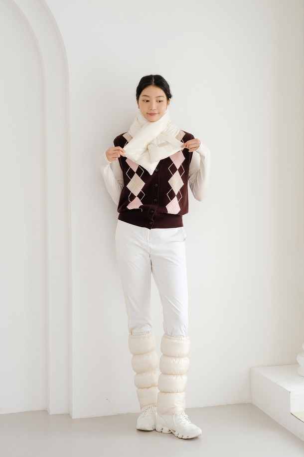 글로시 패딩 머플러 IV는 부드러운 촉감과 따뜻한 보온성을 제공하는 겨울철 필수 아이템입니다. 아이보리, 블랙, 베이지 3가지 색상으로 출시되어 어떤 코디에도 쉽게 매치할 수 있습니다. 두꺼운 두께감의 무지 디자인에 글로시한 광택이 더해져 캐주얼하면서도 세련된 스타일을 연출합니다. 극세사 안감으로 제작되어 더욱 포근하고 편안한 착용감을 선사하며, 산책룩, 출근룩, 여행룩 등 다양한 TPO에 활용 가능합니다.
