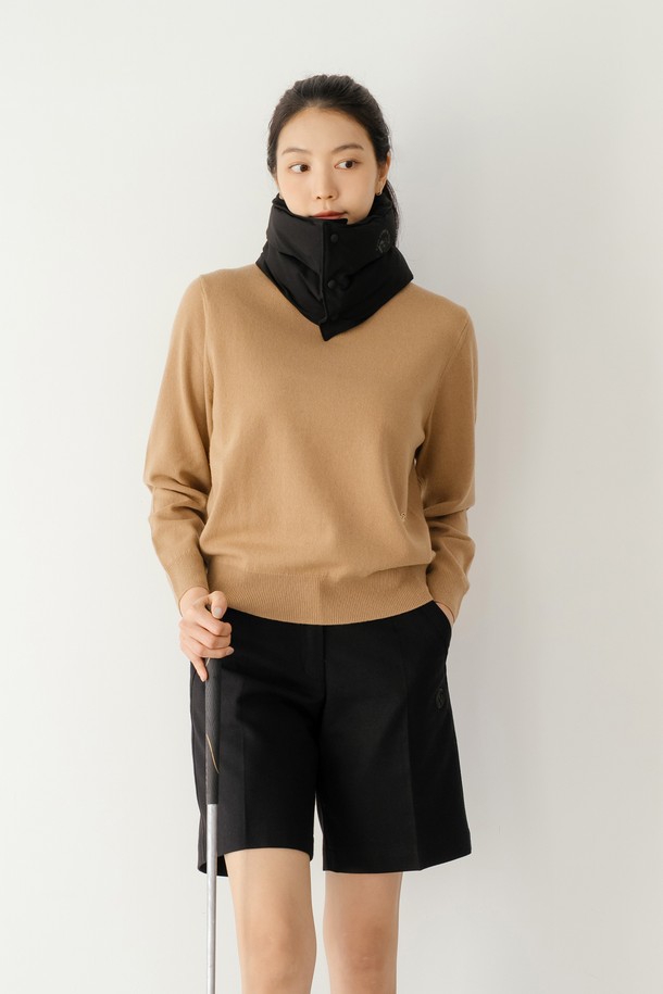 보온성을 극대화한 패딩 넥워머 BK입니다. 남녀공용으로, 캐주얼 및 미니멀 스타일의 산책룩, 캠핑룩에 잘 어울립니다. 부드러운 촉감의 폴리에스터, 폴리우레탄 혼방 소재로 제작되었으며, 두꺼운 두께감으로 뛰어난 보온성을 제공합니다. 무지 디자인에 블랙, 화이트 두 가지 색상으로 출시되어 다양한 룩에 매치하기 용이합니다. 패딩 충전재와 바스락한 터치감이 특징이며, 사이즈 조절 기능으로 편안하게 착용할 수 있습니다.
