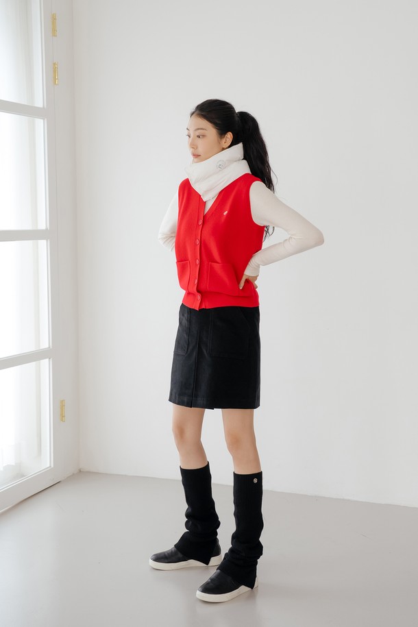 패딩 넥워머 WH는 부드러운 촉감의 폴리에스터, 폴리우레탄 혼방 소재로 제작되어 겨울철 보온성을 높여주는 넥워머입니다. 안감은 기모 처리되어 포근함을 더하며, 넉넉한 두께감으로 추운 날씨에도 든든하게 목을 감싸줍니다. 화이트와 블랙 두 가지 색상으로 출시되어 다양한 스타일에 매치하기 용이하며, 로고 패턴으로 포인트를 더했습니다. 드로우스트링 디자인으로 사이즈 조절이 가능하며, 스냅 여밈 방식으로 간편하게 착용할 수 있습니다. 일상생활뿐만 아니라 골프룩에도 잘 어울리는 캐주얼, 미니멀, 스포티 스타일의 넥워머입니다.
