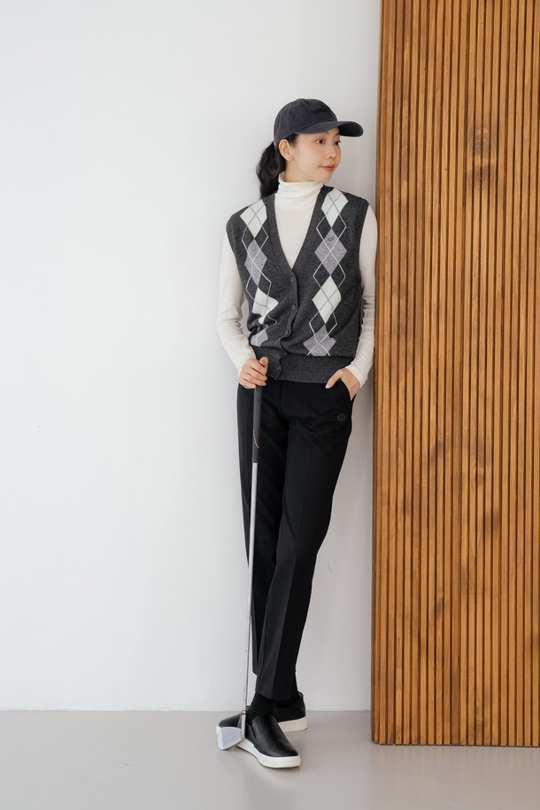 울 블렌드 클래식 팬츠 BK는 여성 고객을 위한 가을, 겨울용 클래식 팬츠입니다. 울 소재로 제작되어 뻣뻣한 촉감과 두꺼운 두께감으로 보온성을 높였습니다. 무지 패턴의 블랙 컬러로 미니멀하고 시크한 스타일을 연출하며, 레귤러핏과 스트레이트 핏으로 디자인되었습니다. 오피스룩, 출근룩, 모임룩 등 다양한 TPO에 활용하기 좋습니다. 포켓이 있어 실용성을 더했습니다.
