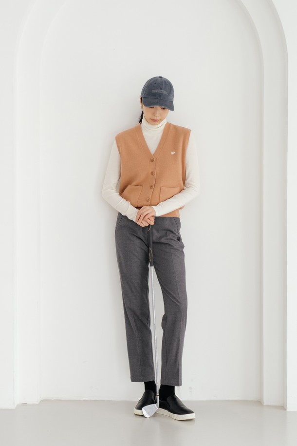 남성용 울 블렌드 클래식 팬츠입니다. 부드러운 촉감과 두께감으로 가을, 겨울 시즌에 적합하며, 미니멀하고 클래식한 스타일을 연출합니다. 레귤러핏으로 제작되었으며, 톤 다운된 그레이 컬러와 무지 패턴으로 어떤 상의에도 잘 어울립니다. 오피스룩, 비즈니스 캐주얼, 출근룩 등 TPO에 맞춰 활용할 수 있으며, 포켓 디테일이 돋보입니다.
