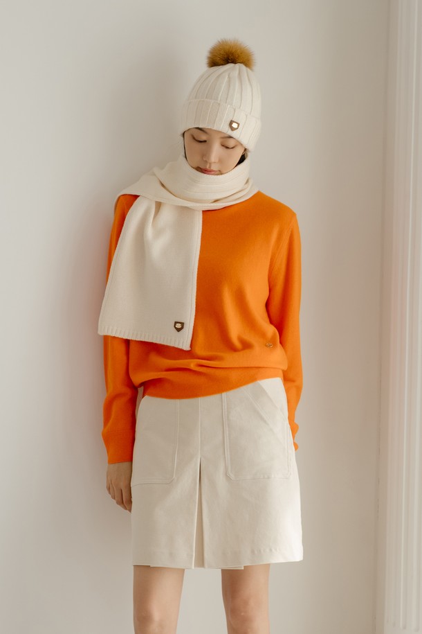 울 100% 소재의 "울 100 비니 IV"입니다. 부드러운 촉감의 울 소재로 제작되어 가을, 겨울철 따뜻하게 착용하기 좋습니다. 아이보리, 블랙, 멜란지그레이, 핑크 4가지 컬러로 출시되어, 출근룩을 포함한 다양한 캐주얼, 미니멀, 클래식 스타일 연출에 용이합니다. 골지 패턴에 레귤러핏으로 제작되어 편안한 착용감을 선사합니다. 챙이 없는 디자인으로 심플하고 세련된 느낌을 줍니다.
