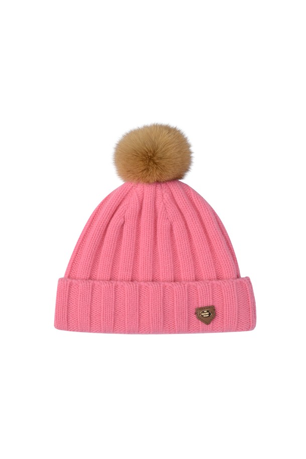 울 100 비니 PK는 부드러운 촉감과 두꺼운 두께감으로 따뜻함을 선사하는 비니입니다. 울 소재로 제작되어 보온성을 높였으며, 골지 패턴이 돋보입니다. 핑크, 멜란지그레이, 블랙, 아이보리 4가지 컬러로 출시되어 취향에 맞게 선택 가능합니다. 캐주얼, 클래식, 미니멀 스타일을 즐겨 입는 고객에게 잘 어울립니다. 가죽 패치 또는 퍼 장식으로 포인트를 더하여 디자인의 완성도를 높였습니다.
