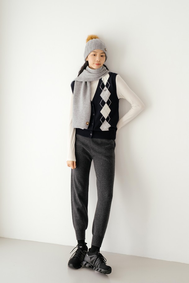 울 100% 소재의 비니입니다. 멜란지 그레이(M/GY), 블랙, 아이보리, 핑크 4가지 색상으로 출시되었습니다. 가을, 겨울철에 착용하기 좋은 비니로, 부드러운 촉감과 골지 패턴이 특징입니다. 클래식, 미니멀, 캐주얼 스타일 모두에 잘 어울리며, 어떤 룩에도 포인트를 더할 수 있습니다.
