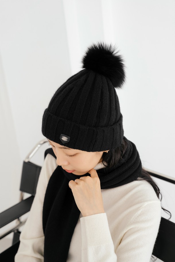 울 100% 소재의 "울 100 비니 BK"입니다. 부드러운 촉감과 두꺼운 두께로 뛰어난 보온성을 제공하여 겨울철 따뜻하게 착용할 수 있습니다. 캐주얼, 미니멀, 클래식 스타일 모두 소화 가능한 디자인으로, 골지 패턴과 가죽 패치 또는 퍼 장식이 포인트입니다. 블랙, 멜란지그레이, 아이보리, 핑크 4가지 컬러로 출시되어 취향에 맞게 선택할 수 있습니다. 데일리룩에 포인트 아이템으로 활용하기 좋은 비니입니다.
