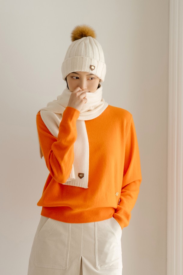 울 100% 소재의 부드러운 촉감이 돋보이는 "울 100 머플러 IV"입니다. 아이보리, 핑크, 블랙, 멜란지 그레이의 네 가지 다채로운 컬러로 출시되어, 어떤 스타일에도 매치하기 용이합니다. 골지 패턴으로 디자인되어 따뜻함과 세련된 분위기를 동시에 선사하며, 라벨/패치 장식으로 포인트를 더했습니다. 목에 자연스럽게 밀착되어 안정적인 핏을 제공하며, 겨울철 일상에서 클래식, 미니멀, 캐주얼 스타일 모두 연출할 수 있습니다. 깔끔한 디자인으로 폭넓은 연령층에게 사랑받는 머플러입니다.
