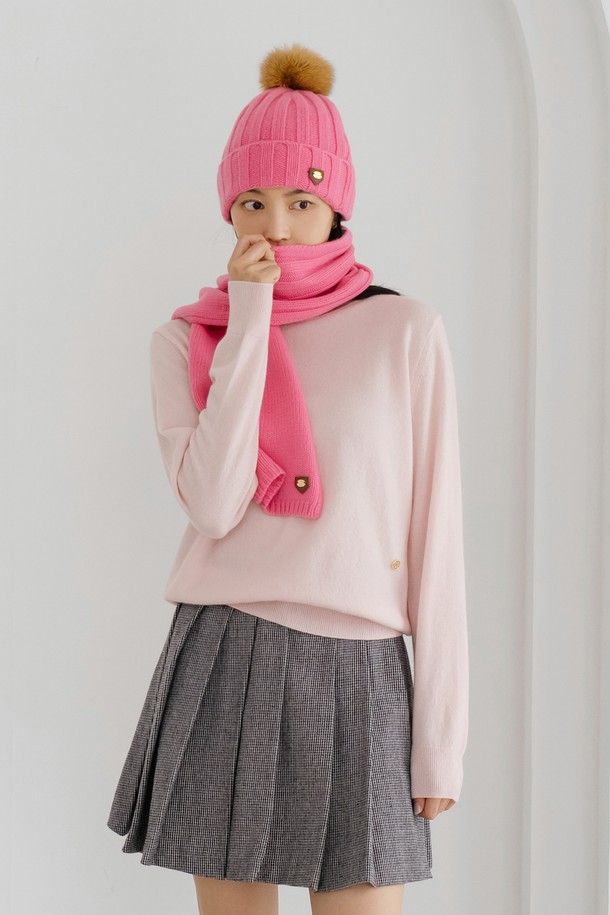 울 100% 소재의 골지 패턴 머플러입니다. 핑크, 블랙, 멜란지 그레이, 아이보리 4가지 컬러로 출시되어 취향에 맞게 선택할 수 있습니다. 부드러운 촉감과 안정적인 핏으로 편안하게 착용 가능하며, 가을, 겨울철 따뜻함을 더해줍니다. 클래식하고 미니멀한 스타일에 잘 어울리며, 가죽 라벨로 포인트를 더했습니다. 일상에서 활용하기 좋은 머플러입니다.
