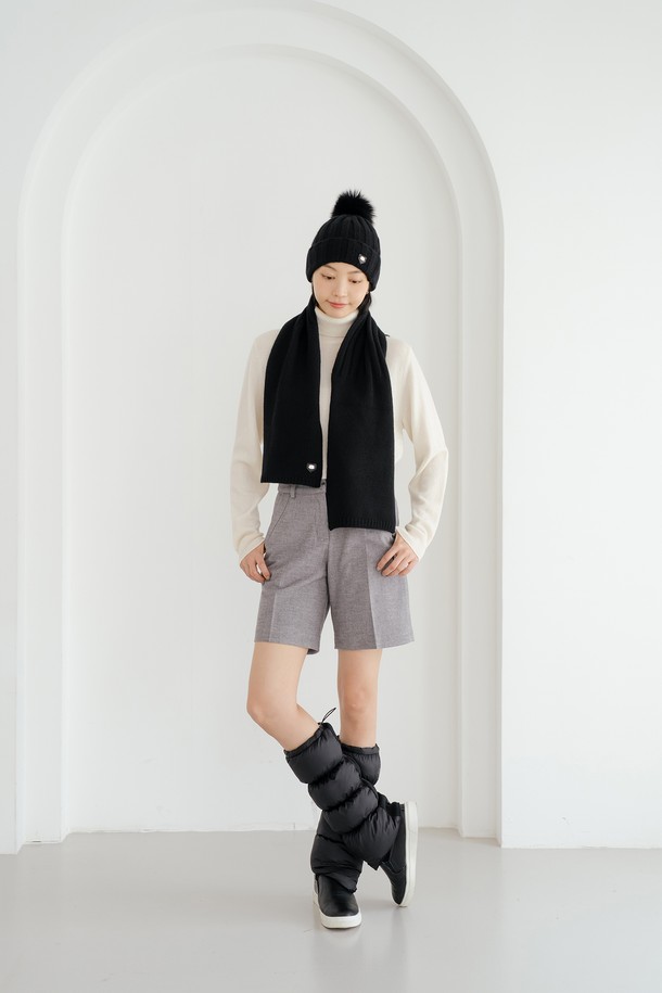 울 100 머플러 BK는 부드러운 촉감의 울 소재로 제작되어 보온성을 높여주는 머플러입니다. 블랙, 멜란지그레이, 아이보리, 핑크 4가지 컬러로 출시되어, 다양한 스타일에 매치하기 좋습니다. 베이직한 디자인과 골지 패턴으로 깔끔한 느낌을 주며, 안정적인 핏으로 편안하게 착용할 수 있습니다. 일상생활에서 활용하기 좋으며, 휴대하기 간편합니다. 미니멀, 클래식, 캐주얼 등 다양한 스타일 연출에 활용 가능한 머플러입니다.
