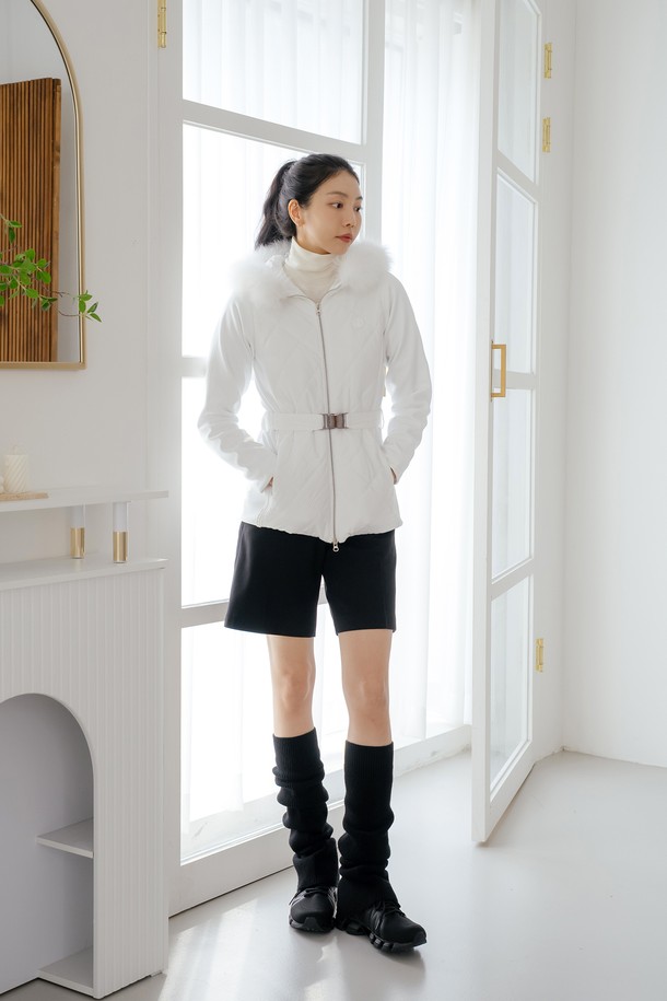 폭스 퍼 퀼팅 점퍼 WH는 여성용 겨울 점퍼로, 쌀쌀한 날씨에도 따뜻하고 스타일리시하게 연출할 수 있습니다. 부드러운 촉감의 폴리에스테르 소재로 제작되었으며, 퀼팅 디테일과 폭스 퍼 장식이 고급스러운 분위기를 더합니다. 크롭 기장에 레귤러핏으로, 캐주얼하면서도 미니멀한 스타일을 연출하기 좋습니다. 집업 방식에 긴 소매로 편안함과 보온성을 동시에 갖춘 데일리 아우터입니다. 화이트 컬러로 다양한 룩에 매치하기 용이합니다.
