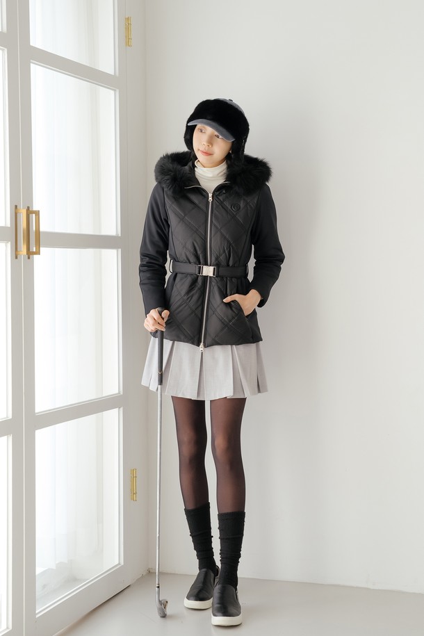 폭스 퍼 퀼팅 점퍼 BK는 여성스러운 겨울 스타일을 완성하는 블랙 컬러의 캐주얼 점퍼입니다. 촘촘한 퀼팅 디테일과 부드러운 나일론 소재, 두꺼운 두께감으로 따뜻함을 선사하며, 벨트 장식과 폭스 퍼 트리밍이 고급스러운 포인트를 더합니다. 긴 소매, 레귤러 기장의 집업 스타일로 편안한 착용감을 제공하며, 안감은 패딩 처리되어 보온성을 높였습니다. 출근룩은 물론, 미니멀한 스타일을 즐기는 분들께 추천합니다.
