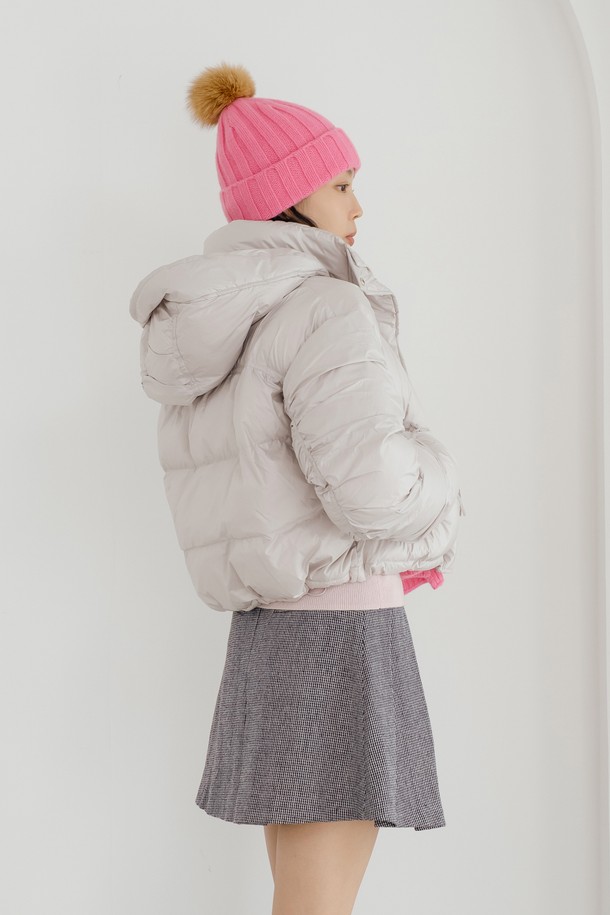 L/GY 후드 패딩 숏 점퍼는 여성용으로, 캐주얼하고 미니멀한 스타일을 연출하는 겨울철 필수 아이템입니다. 부드러운 촉감의 나일론 소재와 두꺼운 두께감으로 뛰어난 보온성을 제공하며 일상생활에서 편안하게 착용할 수 있습니다. 그레이 컬러의 무지 디자인에 숏 기장과 레귤러핏으로 제작되어 다양한 하의와 쉽게 매치할 수 있습니다. 후드 디자인과 집업 여밈 방식, 긴 소매는 추운 날씨에도 따뜻하고 스타일리시하게 몸을 보호해 줍니다. 
