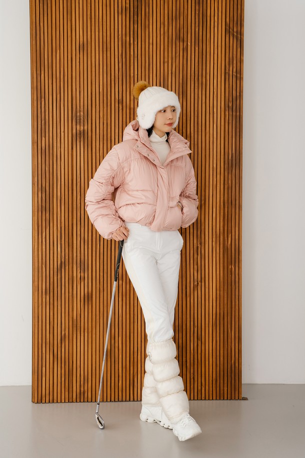 겨울을 위한 포근함, 후드 패딩 숏 점퍼 L/PK입니다. 여성용으로, 핑크 컬러의 무지 디자인이 돋보이는 캐주얼 스타일의 아우터입니다. 숏 기장과 오버핏으로 편안한 착용감을 선사하며, 보온성을 위한 두꺼운 두께의 나일론 소재와 안감 패딩이 특징입니다. 부드러운 촉감과 긴 소매, 후드와 퍼 트리밍 디테일이 더해져 여행룩, 캠핑룩 등 다양한 TPO에 활용 가능합니다. 캐주얼, 미니멀, 고프코어 스타일을 즐기는 분들께 추천합니다.
