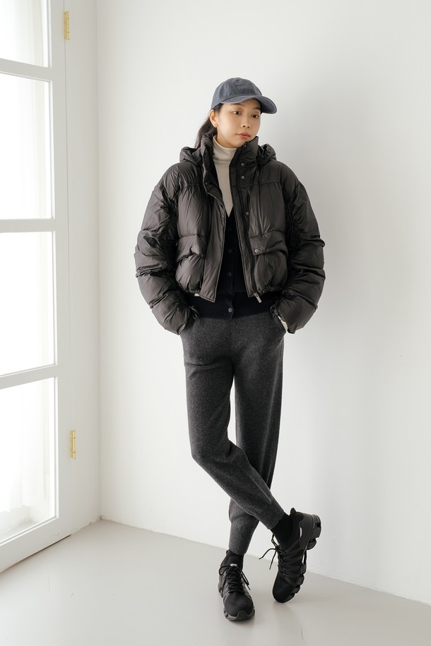 후드 패딩 숏 점퍼 BK는 겨울철 추위를 막아주는 숏 기장의 패딩 점퍼입니다. 무지 디자인의 블랙 컬러로, 캐주얼 및 스포티 스타일을 연출하기 좋습니다. 두꺼운 두께감과 부드러운 촉감의 나일론 소재로 제작되었으며, 오버핏으로 편안하게 착용할 수 있습니다. 후드와 퀼팅 디테일이 특징이며, 집업 방식으로 간편하게 여밀 수 있습니다. 캠핑룩, 등산룩, 미니멀 스타일 연출에 활용하기 좋은 아이템입니다.
