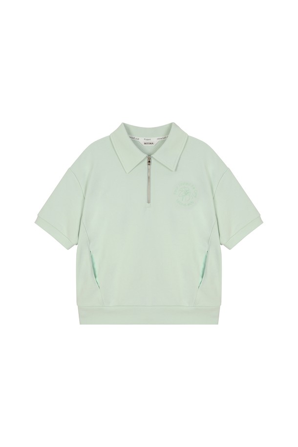 리싸이클 카라 집업 스웻셔츠 L/G는 캐주얼, 스포티한 스타일을 연출할 수 있는 공용 상의입니다. 라이트 그린, 아이보리, 멜란지 그레이 세 가지 색상으로 출시되었으며, 봄, 가을 시즌에 적합합니다. 면과 폴리에스터 혼방의 부드러운 소재로 제작되었으며, 중간 두께감으로 편안한 착용감을 제공합니다. 캐주얼핏에 카라넥 디자인, 집업 여밈 방식, 사이드 포켓, 브랜드 로고 자수 디테일이 특징입니다. 일상, 스포츠 활동 시 간편하게 착용하기 좋으며, 리사이클 소재를 사용하여 제작되었습니다.
