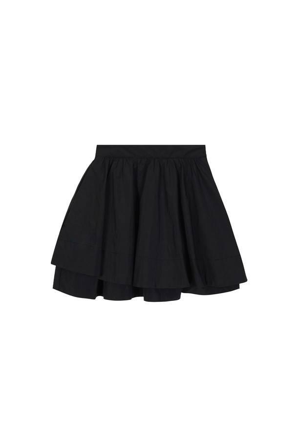 샤이니 더블 플레어 스커트 BK는 페미닌하고 캐주얼한 스타일을 연출하는 여성용 플레어 스커트입니다. 블랙, 스카이블루, 베이지, 화이트 4가지 색상으로 출시되어 다양한 상의와 매치하기 용이합니다. 봄, 가을, 겨울 시즌에 적합하며, 중간 두께감의 나일론과 플리스 소재로 제작되어 부드러운 촉감을 선사합니다. 은은한 광택감과 중간 신축성이 특징이며, 이중 구조의 비대칭 디자인과 플레어 핏으로 여성스러운 실루엣을 강조합니다. 데이트룩, 미니멀, 클래식 스타일에 활용하기 좋으며, 속바지가 포함되어 편안하게 착용할 수 있습니다.
