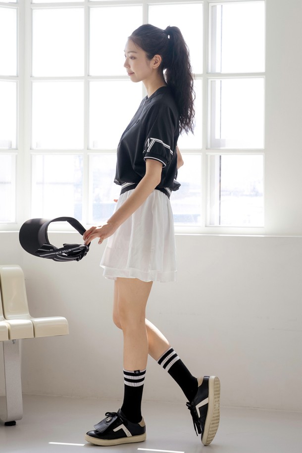 샤이니 더블 플레어 스커트 WH는 여성 고객을 위한 플레어 스커트입니다. 봄, 여름, 가을 계절에 어울리며, 페미닌하고 클래식한 스타일을 연출합니다. 부드러운 촉감의 나일론과 플리스 소재로 제작되었으며, 슬림한 핏과 은은한 광택감이 특징입니다. 더블레이어드 비대칭 디자인과 이너 팬츠가 포함되어 있어 편안하게 착용할 수 있습니다. 데이트룩, 카페룩, 모임룩 등 다양한 TPO에 맞춰 클래식하고 미니멀한 스타일을 완성해보세요.
