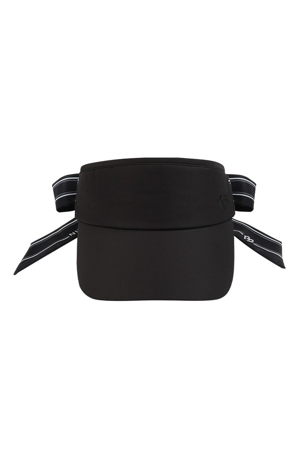 에센셜 리본 선바이저 BK는 여성용 선바이저로, 일상, 스포츠, 골프 등 다양한 TPO에 활용 가능합니다. 부드러운 촉감의 폴리에스테르 및 스판덱스 혼방 소재로 제작되었으며, 블랙, 화이트, 베이지 3가지 색상으로 출시되었습니다. 챙 넓이 8.5cm에 일반 모자 깊이로, 흡습 기능과 사이즈 조절 기능을 갖춰 편안한 착용감을 제공합니다. 캐주얼, 미니멀, 스포티한 스타일 연출에 적합하며, 벨크로 스트랩과 리본 디테일로 포인트를 더했습니다. 이마 부분에는 메쉬 안감이 있어 쾌적함을 유지하며, 스트랩 리본으로 개성 있는 스타일링도 가능합니다.
