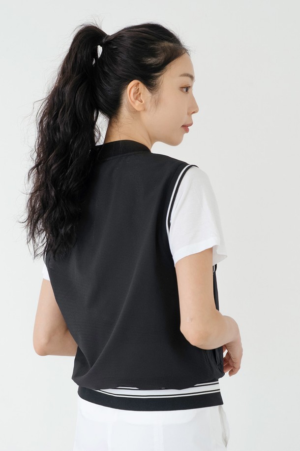 **경량) 썸머 윈드 베스트 BK**

여름철 스포츠 활동과 일상에서 시원하게 착용할 수 있는 여성용 베스트입니다. 블랙과 화이트 컬러로 출시되었으며, 가볍고 통기성이 뛰어난 나일론, 스판덱스, 폴리에스테르, 폴리우레탄 혼방 소재를 사용하여 얇고 부드러운 촉감을 제공합니다. 루즈핏 디자인으로 활동성을 높였으며, 메쉬 네크라인과 소매단, 밑단의 스트라이프 립 디테일이 스포티하고 캐주얼한 스타일을 연출합니다. 속건 기능과 주름 방지, 신축성까지 갖춰 러닝룩, 피트니스룩, 휴가룩 등 다양한 TPO에 활용하기 좋습니다.
