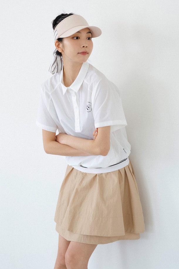 윈드브레이크 베스트 Ⅱ WH (2차)는 여성용 베스트로, 봄, 가을 시즌에 적합합니다. 화이트와 블랙 두 가지 색상으로 출시되었으며, 스포츠, 골프, 일상에서 다양하게 활용할 수 있습니다. 얇고 부드러운 폴리에스테르와 나일론 혼방 소재로 제작되어 가볍고 편안한 착용감을 제공하며, 신축성과 속건 기능을 갖춰 활동성을 높였습니다. 레귤러핏 라운드넥 디자인에 민소매 스타일로, 스포티, 캐주얼, 미니멀한 룩을 연출하기 좋습니다. 사이드 포켓과 주름 방지 기능, 경량 소재로 실용성을 더했습니다.