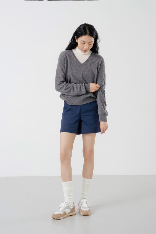 베이직 스티치 숏팬츠 NY는 여성 의류로, 봄, 여름 시즌에 활용하기 좋은 숏팬츠입니다. 네이비, 베이지, 화이트, 그린 4가지 색상으로 출시되었으며, 일상, 스포츠, 데일리룩, 라운딩 등 다양한 TPO에 맞춰 입을 수 있습니다. A라인 핏에 면과 폴리우레탄 혼방 소재로 제작되어 부드러운 촉감과 뛰어난 신축성을 자랑합니다. 허리 E-밴딩 처리와 페이크 포켓 디테일, 중심 수직 스티치로 포인트를 더했으며, 여성스러운 핏을 연출해 줍니다. 미니멀, 캐주얼, 클래식 스타일을 즐겨 입는 분들께 추천합니다.
