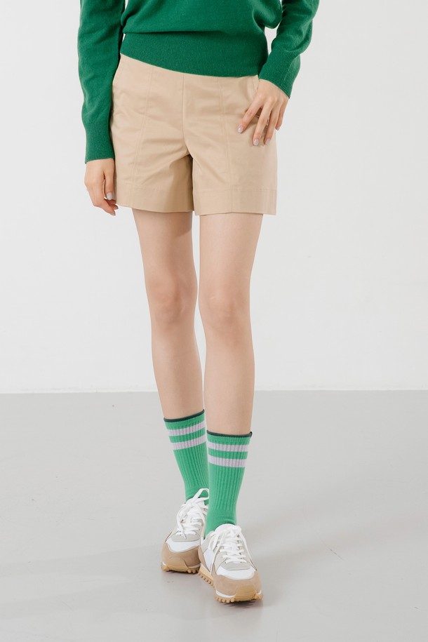 베이직 스티치 숏팬츠 BG는 여성스러운 A라인 핏으로 다리 라인을 아름답게 연출해 주는 숏팬츠입니다. 면과 폴리우레탄 혼방 소재로 제작되어 부드러운 촉감과 편안한 착용감을 선사합니다. 허리 E밴딩으로 활동성을 높였으며, 페이크 포켓과 세로 스티치 디테일이 돋보입니다. 베이지, 네이비, 화이트, 그린 4가지 컬러로 출시되어, 캐주얼, 미니멀 스타일을 즐겨 입는 분들께 동네 마실룩, 여행룩, 휴가룩으로 추천합니다. 봄, 여름 시즌에 얇게 착용하기 좋은 레귤러핏 숏팬츠입니다.
