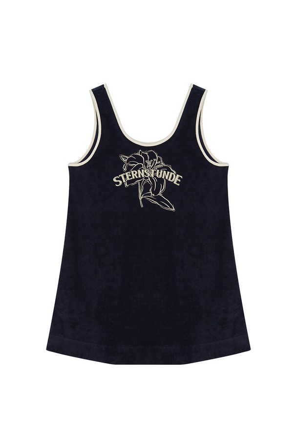 네이비, 그린, 화이트, 핑크 4가지 색상으로 출시된 테리 프린팅 원피스 NY입니다. 면과 나일론 혼방 소재로 제작되어 부드러운 촉감과 흡습 기능으로 쾌적하게 착용할 수 있습니다. 라운드넥에 민소매 디자인이며, 넥라인과 암홀 라인에 배색 립 처리를 더해 스포티하면서 캐주얼한 스타일을 연출합니다. 앞뒤 양면 착용이 가능하며, 하트 자수 디테일로 포인트를 주었습니다. 신축성이 좋아 활동성이 뛰어나며, 골프룩, 휴가룩 등 다양한 TPO에 활용 가능합니다.
