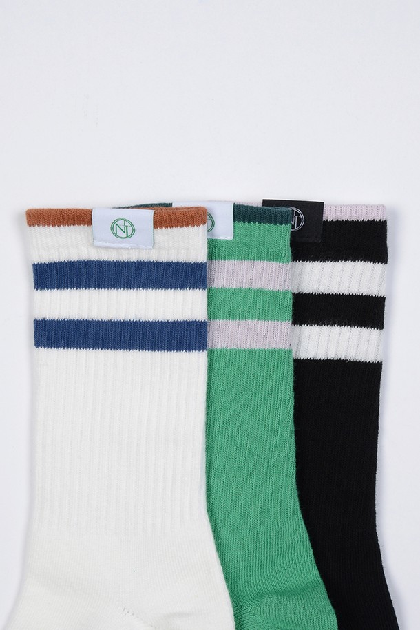 스트라이프 크루 삭스 BK는 산책룩과 집콕룩에 잘 어울리는 캐주얼하고 미니멀한 스타일의 양말입니다. 블랙, 화이트, 그린 3가지 색상으로 구성되어 있으며, 면, 폴리에스테르, 폴리우레탄 혼방 소재로 제작되어 탄탄한 촉감을 자랑합니다. 적당한 두께감과 크루 기장으로 편안한 착용감을 선사하며, 스트라이프 무늬로 포인트를 더했습니다. 데일리룩에 활용하기 좋은 아이템입니다.
