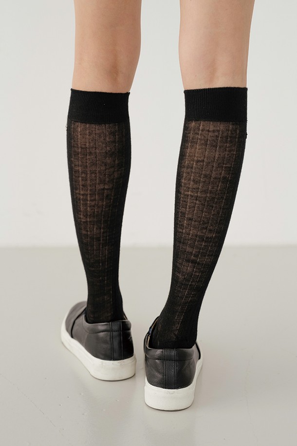 블랙 컬러의 시스루 니삭스 BK입니다. 메리노울, 아크릴, 폴리에스테르 혼방 소재로 제작되어 부드러운 촉감과 신축성을 제공합니다. 얇은 두께감의 골지 패턴으로 디자인되었으며, NITINA 엠블럼이 포인트로 더해졌습니다. 시스루 소재와 세로 리브 디자인이 다리 라인을 슬림하게 연출해 주며, 데이트룩, 여행룩 또는 미니멀, 클래식, 시크 스타일 연출에 적합합니다. 사계절 모두 착용 가능하며, 일상 및 스포츠 활동에도 활용할 수 있습니다.
