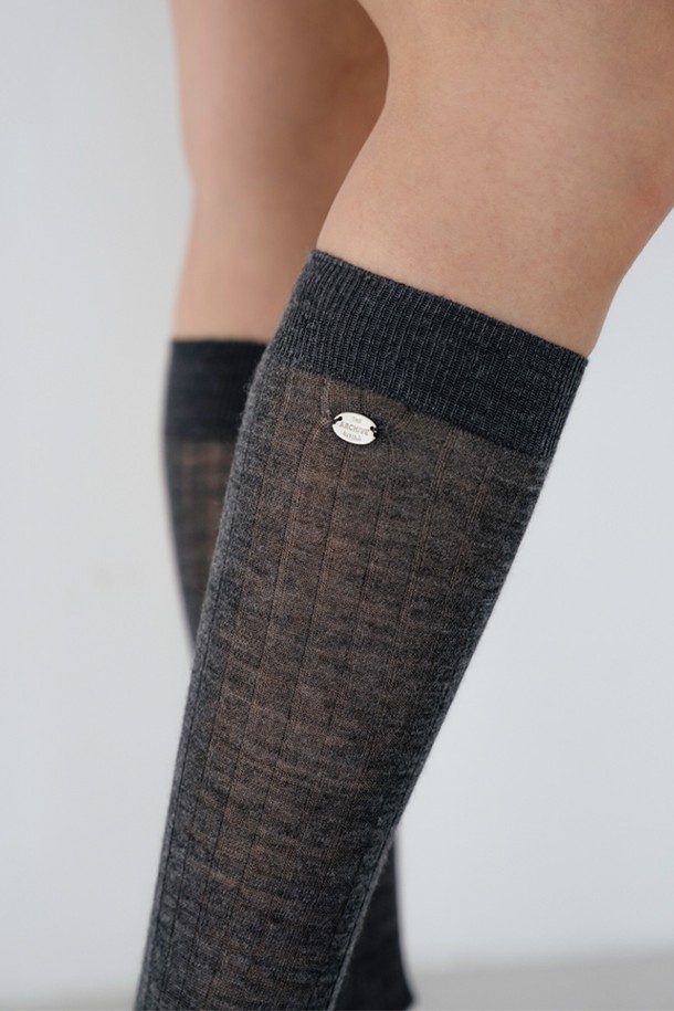 "시스루 니삭스 CH"는 차콜, 블랙, 아이보리, 베이지 4가지 컬러로 출시되어 어떤 스타일에도 매치하기 좋은 여성용 니삭스입니다. 울, 아크릴, 폴리에스테르 혼방 소재로 제작되어 부드러운 촉감과 신축성을 제공하며, 사계절 내내 착용 가능합니다. 시스루 반투명 디자인과 세로 리브 패턴, 슬림 실루엣이 다리 라인을 더욱 돋보이게 합니다. 데이트룩, 카페룩, 모임룩 등 다양한 TPO에 미니멀, 클래식, 걸리시 스타일을 더해 세련된 룩을 연출해보세요. 니티나 엠블럼 디자인 장식으로 포인트를 더했습니다.
