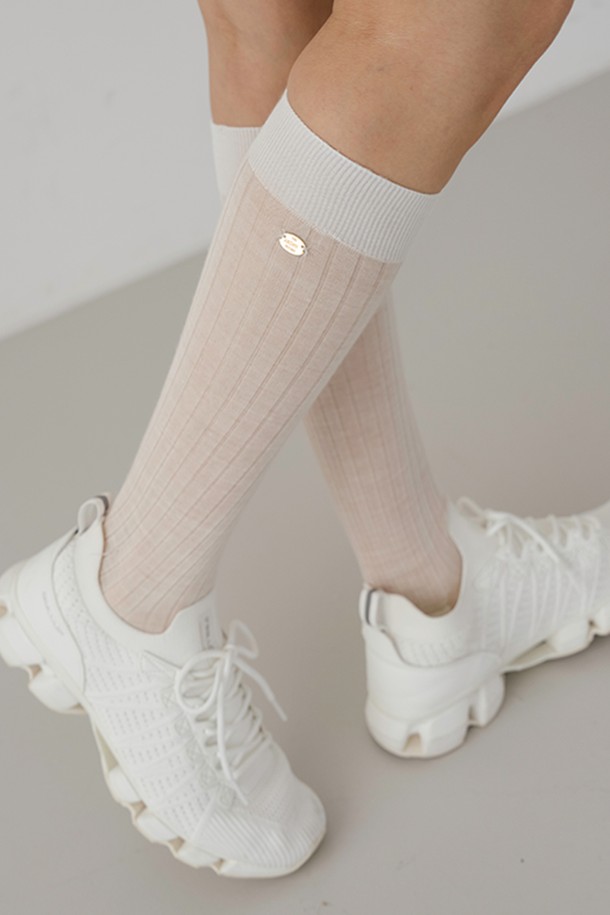 "시스루 니삭스 IV"는 아이보리, 차콜, 블랙, 베이지 4가지 색상으로 만나볼 수 있는 여성용 시스루 니삭스입니다. 메리노울, 아크릴, 폴리에스테르 혼방 소재로 제작되어 부드러운 촉감과 신축성을 제공하며, 얇은 두께감으로 사계절 내내 활용하기 좋습니다. 골지 패턴과 무릎 길이로 디자인되었으며, NITINA 엠블럼 장식이 더해져 미니멀, 클래식, 걸리시 스타일을 연출하기에 좋습니다. 특히 데이트룩이나 카페룩에 포인트 아이템으로 활용하여 프리미엄 시어룩과 슬림 라인 실루엣을 완성해보세요.
