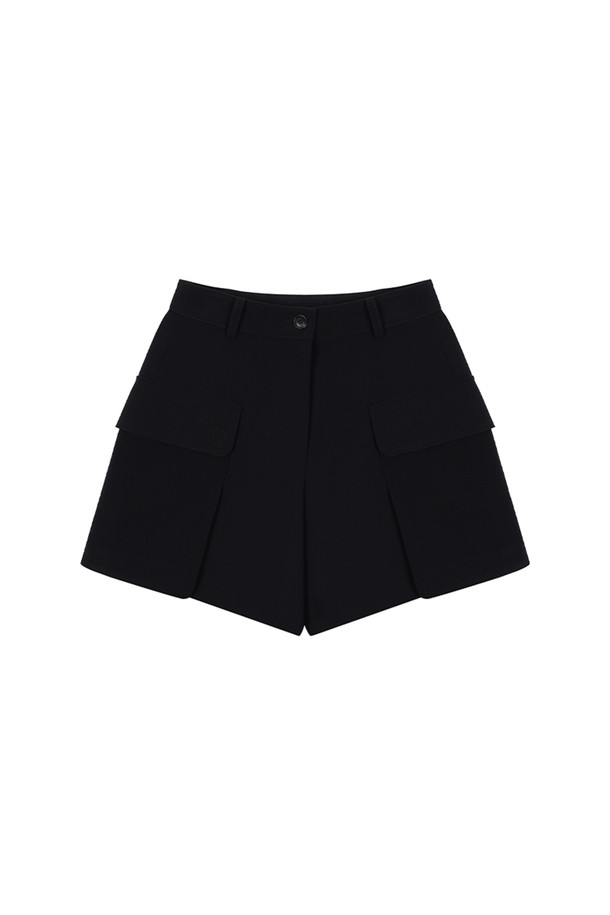 포켓 A라인 숏팬츠 D/NY는 다크 네이비와 크림 두 가지 색상으로 제공되는 여성 숏팬츠입니다. 봄, 여름 계절에 어울리는 이 팬츠는 클래식, 미니멀, 스포티 스타일을 모두 소화할 수 있으며, 데이트룩, 쇼핑룩, 카페룩 등 다양한 TPO에 적합합니다. 부드러운 촉감의 폴리에스테르, 레이온, 스판덱스 혼방 소재로 제작되어 A라인 핏을 연출하며, 슬림하게 떨어지는 핏이 특징입니다. 사이드 포켓 디테일과 주름이 잘 가지 않는 소재, 스커트 같은 실루엣으로 편안함과 스타일을 동시에 잡았으며, 오래 입어도 형태가 잘 유지됩니다.
