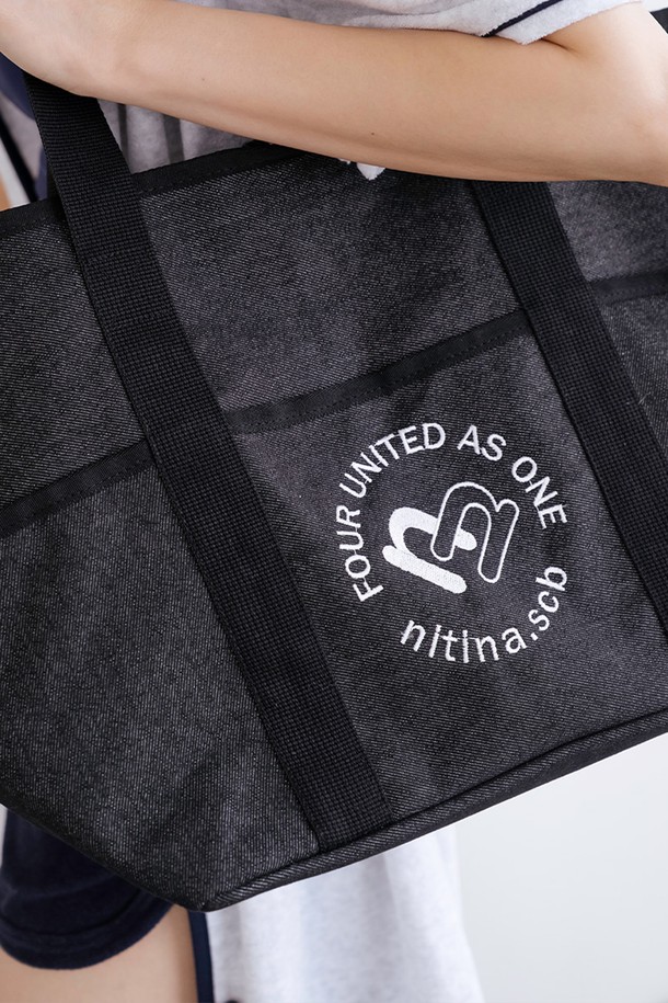 데님 숄더 BAG BK는 캐주얼 및 미니멀 스타일을 지향하는 골프룩 연출에 적합한 숄더백입니다. 블랙과 블루 두 가지 색상으로 제공되며, 넉넉한 수납공간을 제공하는 라지 사이즈입니다. 면, 데님, 폴리에스테르 소재로 제작되어 부드러운 촉감과 두꺼운 두께감을 느낄 수 있습니다. 자수 로고 디자인과 안감 처리로 디자인 완성도를 높였습니다. 골프 활동에 필요한 소지품을 스타일리시하게 휴대할 수 있는 실용적인 아이템입니다.
