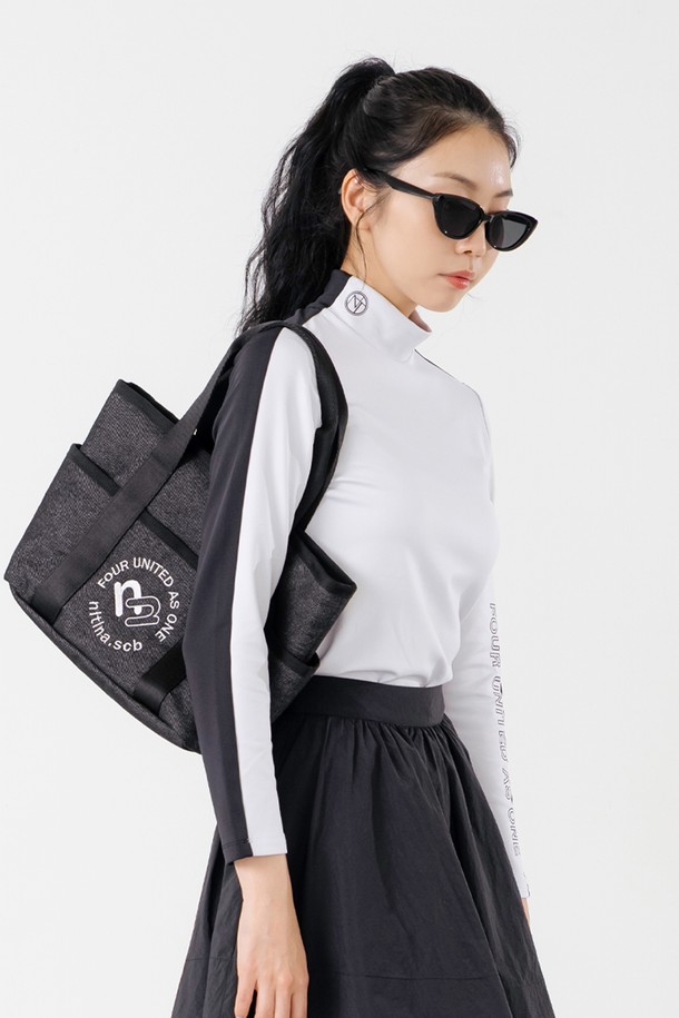 데님 더블 토트백 BK는 골프룩에 어울리는 토트백입니다. 블랙과 블루 두 가지 색상으로, 면, 데님, 폴리에스테르 소재를 사용하여 제작되었습니다. 클래식, 미니멀, 캐주얼 스타일을 모두 소화하며, 안감이 있어 탄탄한 촉감을 자랑합니다. Free 사이즈로, 로고 자수 패턴이 특징이며 골프 용도로 활용하기 좋습니다.
