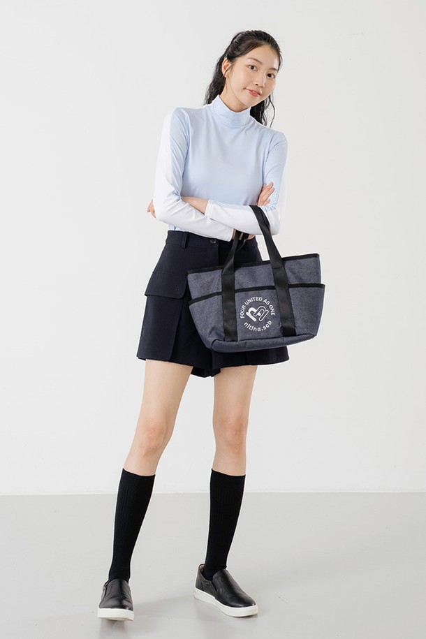 데님 더블 토트백 BL은 면과 폴리에스테르 혼방 소재의 여성 토트백입니다. 블루와 블랙 두 가지 컬러로 출시되었으며, 미디엄 사이즈로 넉넉한 수납 공간을 제공합니다. 가방 전면에 NITINA 2N 하트 시그니처 자수 장식이 돋보이며, 탈부착 스트랩과 내부 포켓이 있어 실용적입니다. 숄더백 겸용으로, 짧은 핸들과 스냅 잠금 방식으로 편안하게 사용할 수 있으며, 캐주얼 및 클래식 스타일을 연출하여 골프룩과 일상룩 모두에 활용 가능합니다.
