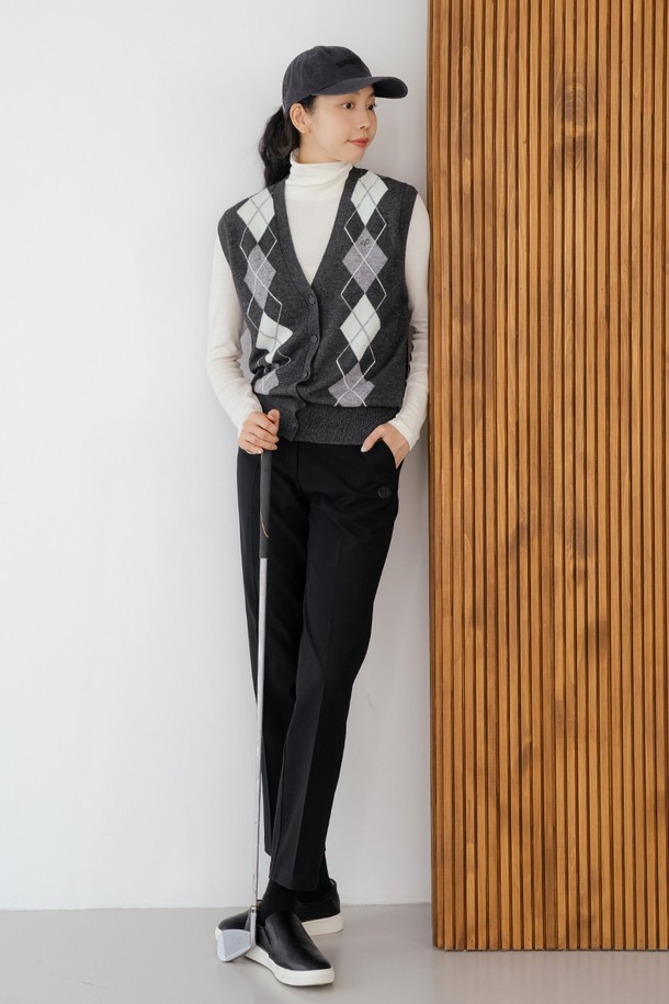 빈티지 볼캡 D/GY는 남녀 모두 착용 가능한 캐주얼하고 스포티한 스타일의 볼캡입니다. 라이트 그레이, 블루, 다크 그레이 3가지 색상으로 출시되어 다양한 룩에 매치하기 좋습니다. 면 소재로 제작되어 편안한 착용감을 제공하며, 깊은 모자 깊이와 데님 라이크 촉감으로 빈티지한 멋을 더했습니다. 로고와 레터링 자수, 스트랩 디테일이 돋보이며, 사이즈 조절 기능으로 편안하게 착용할 수 있습니다. 산책룩에 활용하기 좋은 아이템입니다.
