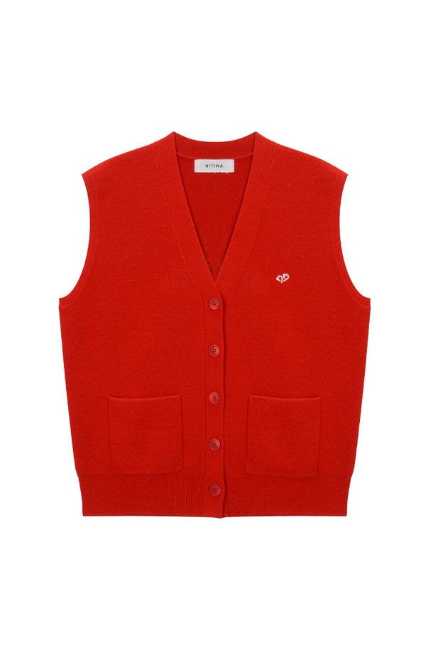 울 100 니트 베스트 RD는 여성 골프룩 또는 일상복으로 활용하기 좋은, 따뜻하고 부드러운 니트 베스트입니다. 가을, 겨울 시즌에 적합하며, 클래식하고 베이직한 스타일을 연출합니다. 100% 울 소재로 제작되어 포근하며, 레귤러핏 V넥 디자인에 버튼 여밈과 포켓 디테일이 더해져 실용성을 높였습니다. 레드 컬러의 무지 디자인으로 다양한 하의와 매치하기 용이합니다. 두께감이 있어 보온성이 뛰어나며, 부드러운 촉감으로 편안하게 착용할 수 있습니다.
