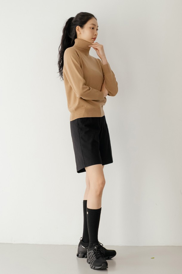 캐시미어 100% 풀오버 BG는 여성 골프룩을 위한 프리미엄 소재의 터틀넥 긴소매 풀오버입니다. 부드러운 촉감과 두꺼운 두께로 가을, 겨울철 보온성을 높여주는 제품입니다. 베이직하고 클래식한 스타일로, 레귤러핏의 편안한 착용감을 선사합니다. 무지 디자인으로 어떤 하의와도 잘 어울려 미니멀한 스타일을 연출하기 좋습니다.
