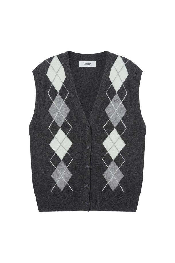 캐시미어 블렌딩 아가일 베스트 CH는 여성 골프룩을 위한 클래식 스타일의 니트 베스트입니다. 부드러운 촉감의 캐시미어와 울 소재를 혼방하여 가을, 겨울 시즌에 따뜻하게 착용할 수 있습니다. 차콜 그레이와 화이트 두 가지 컬러로 출시되었으며, 레귤러 핏과 V넥 디자인으로 편안한 착용감을 선사합니다. 아가일 패턴이 클래식한 무드를 더하며, 민소매 기장과 두꺼운 두께감으로 고급스러운 분위기를 연출합니다. 골프웨어뿐만 아니라 일상에서도 미니멀하게 활용하기 좋은 아이템입니다.
