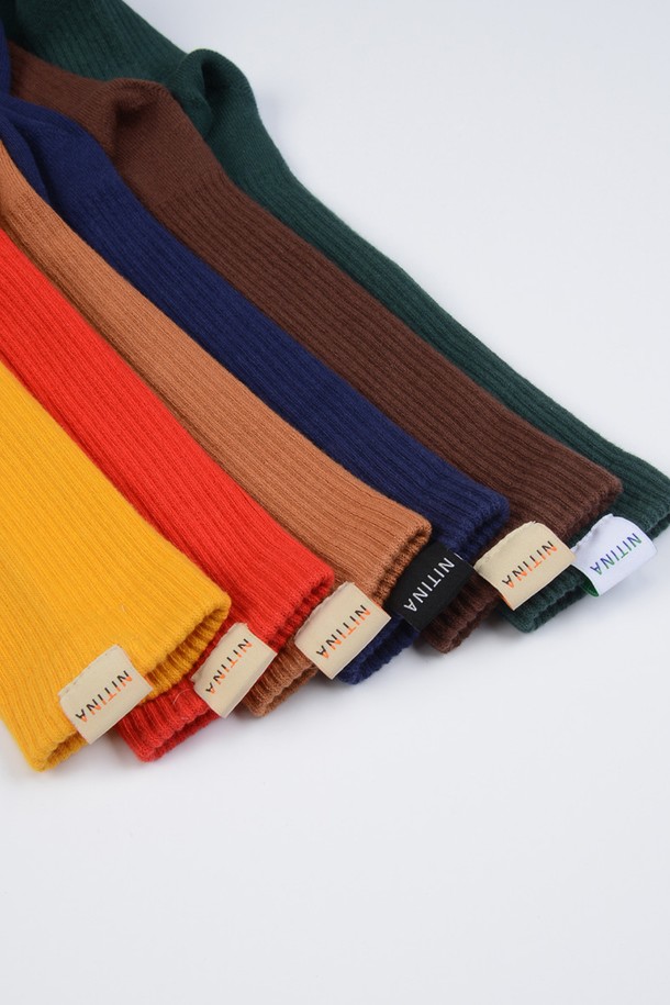 비비드 크루 삭스 D/BL은 남녀공용으로, 다크 블루, 다크 그린, 레드, 다크 옐로우, 브릭, 브라운의 6가지 매력적인 색상으로 출시되었습니다. 면, 폴리에스테르, 폴리우레탄 혼방 소재로 제작되어 두꺼운 두께감과 단단한 촉감을 자랑하며, 편안한 핏을 제공합니다. 골지와 로고 패턴이 돋보이며, 통기성과 보온성을 갖춰 일상생활은 물론 골프룩에도 활용하기 좋습니다. 미들 기장의 클래식, 캐주얼, 미니멀 스타일을 모두 아우르는 비비드 크루 삭스로 당신의 패션 감각을 뽐내보세요.
