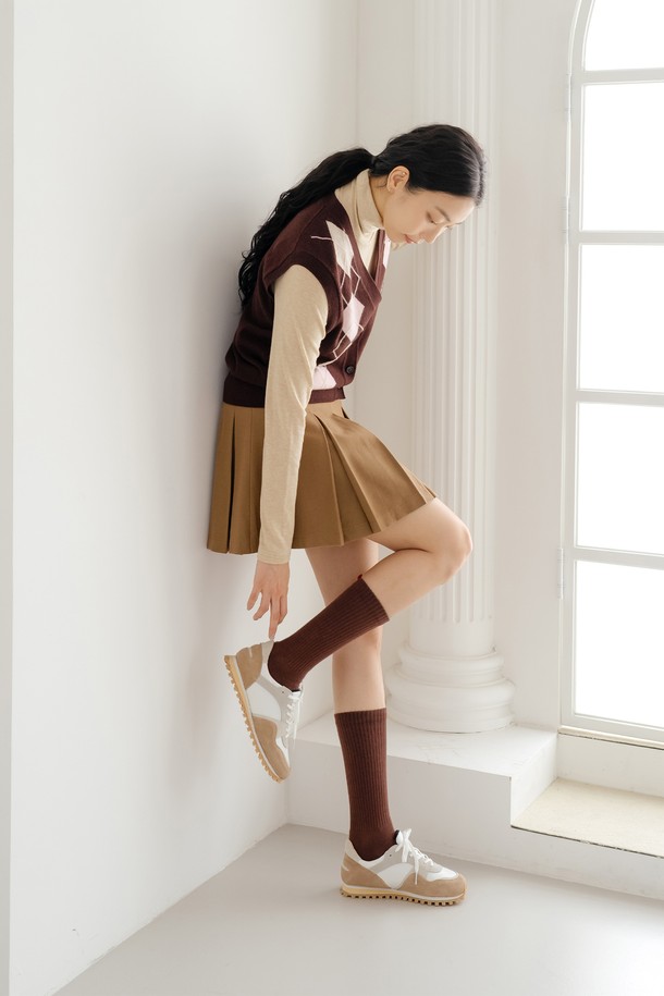 비비드 크루 삭스 BR는 일상, 스포츠, 골프 등 다양한 활동에 적합한 미들 기장의 양말입니다. 브릭, 다크블루, 다크그린, 레드, 다크옐로우, 브라운 등 다채로운 6가지 컬러로 출시되었습니다. 면, 폴리에스테르, 폴리우레탄 혼방의 두꺼운 원단으로 제작되어, 탄탄한 촉감과 뛰어난 보온 및 통기 기능을 제공합니다. 골지 패턴에 라벨 디자인으로 포인트를 더해 캐주얼, 클래식, 미니멀 스타일의 골프룩을 완성할 수 있습니다.
