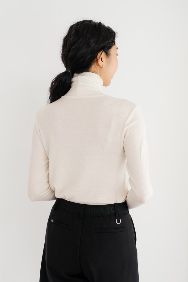 베이직 이너 티셔츠 IV는 여성용으로, 미니멀하고 클래식한 스타일을 추구하는 분들을 위한 필수 아이템입니다. 부드러운 면 소재로 제작되어 얇지만 포근한 착용감을 선사하며, 봄, 가을, 겨울 계절에 활용하기 좋습니다. 슬림핏으로 몸에 자연스럽게 밀착되어 깔끔한 실루엣을 연출하며, 터틀넥 디자인과 긴 소매 기장이 특징입니다. 화이트 컬러의 무지 디자인으로 어떤 옷에도 쉽게 매치하여, 데일리룩을 완성해보세요.
