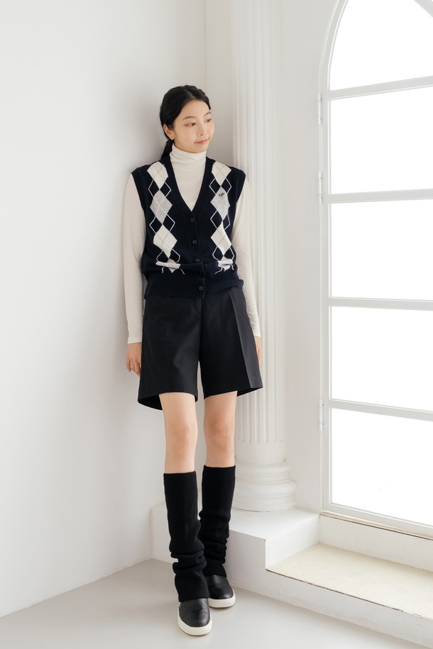 **울 블렌드 클래식 하프 팬츠 BK**는 가을, 겨울 시즌을 위한 여성용 바지입니다. 무지 패턴의 블랙 컬러로, 오피스룩, 출근룩, 모임룩 등 다양한 TPO에 활용 가능합니다. 울 블렌드 소재로 제작되어 두꺼운 두께감과 뻣뻣한 촉감이 특징이며, 클래식하고 베이직한 스타일을 연출합니다. 레귤러핏 디자인으로 편안하면서도 시크한 분위기를 줍니다.
