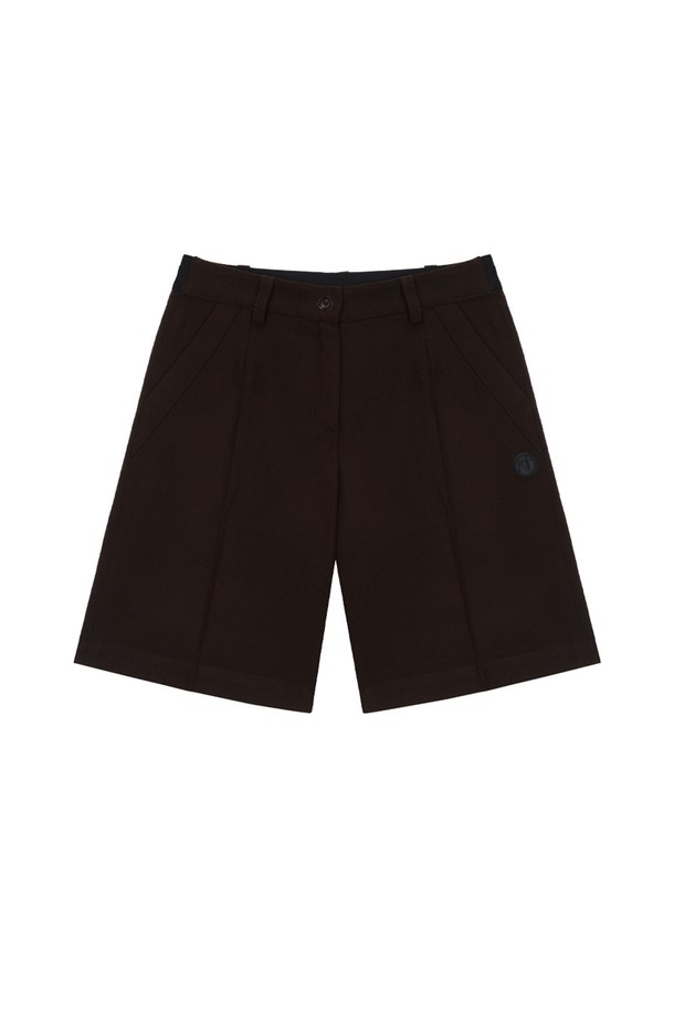 울 블렌드 소재의 클래식 하프 팬츠 BR입니다. 부드러운 촉감과 얇은 두께로 봄, 여름에 시원하게 착용하기 좋습니다. 무지 디자인에 레귤러핏으로 제작되어 미니멀하고 클래식한 스타일을 연출합니다. 출근룩이나 비즈니스 캐주얼에 활용하기 좋으며, 여성스러운 분위기를 더해줍니다. 브라운 컬러로 어떤 상의와도 매치하기 용이합니다.
