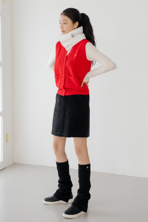 **코듀로이 스커트 BK**는 부드러운 코듀로이 소재로 제작되어 가을과 겨울에 따뜻하게 착용하기 좋은 여성용 스커트입니다. 블랙 컬러에 무지 디자인으로 어떤 상의와도 쉽게 매치하여 캐주얼, 클래식, 미니멀 스타일을 연출할 수 있습니다. 두꺼운 두께감으로 포근함을 더하며, 일상 및 출근룩으로 활용하기 좋습니다. 베이직한 디자인으로 유행을 타지 않고 오랫동안 즐겨 입을 수 있는 아이템입니다.
