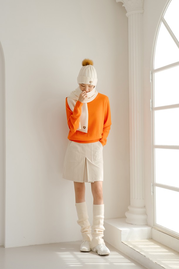 따뜻하고 부드러운 감촉의 코듀로이 스커트 IV입니다. 아이보리와 화이트 두 가지 색상으로 출시되어, 어떤 상의와도 쉽게 매치하여 캐주얼하고 베이직한 스타일을 연출할 수 있습니다. 가을, 겨울 시즌에 어울리는 두꺼운 두께감과 부드러운 촉감, A라인 핏으로 편안하면서도 여성스러운 실루엣을 선사합니다. 미니스커트 타입에 플리츠 디테일이 더해져 데이트룩이나 모임룩에 포인트를 더하며, 미니멀한 스타일을 즐기는 분들께 추천합니다.
